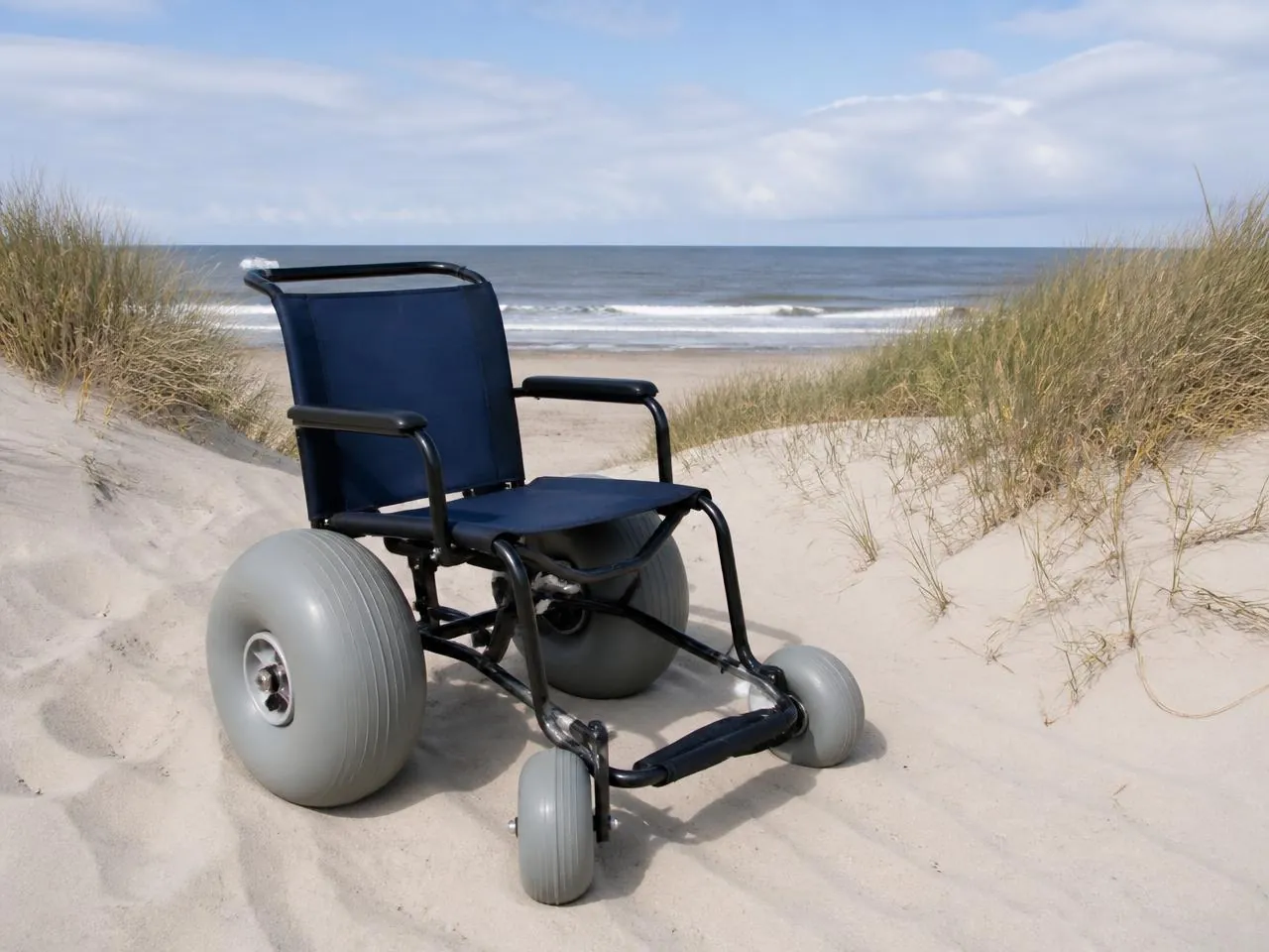 Strandrolstoel op het strand bij Paal 28